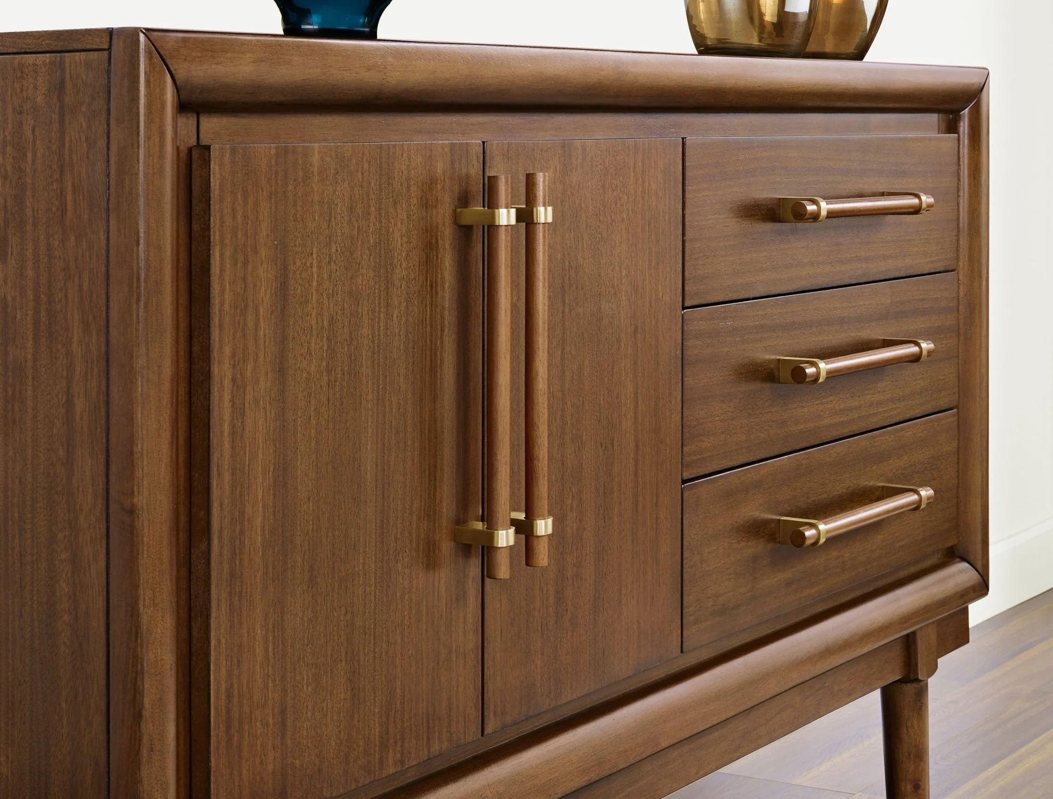 Lynn Dining Room Server - Image 5