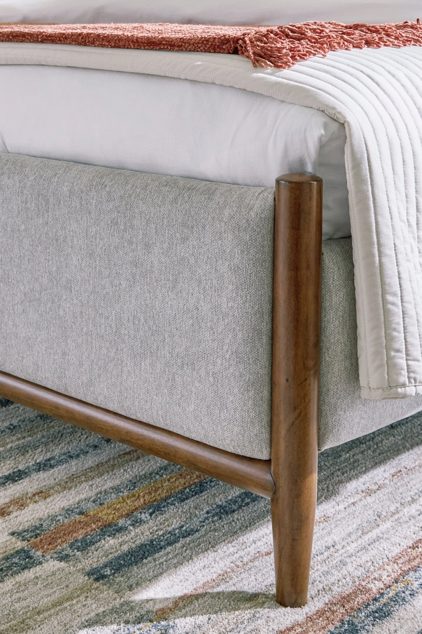 Lynn King Bed - Image 3