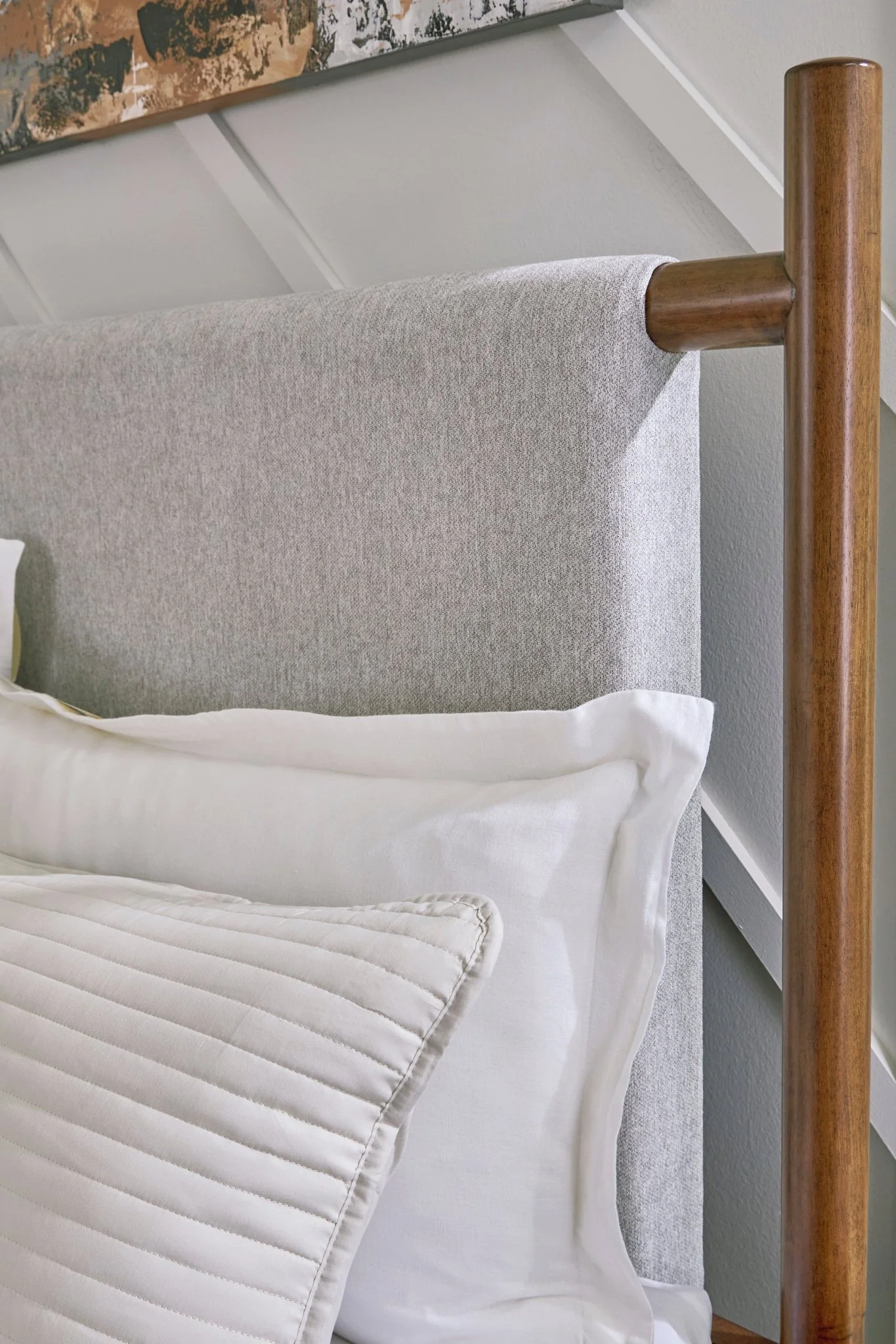 Lynn King Bed - Image 4